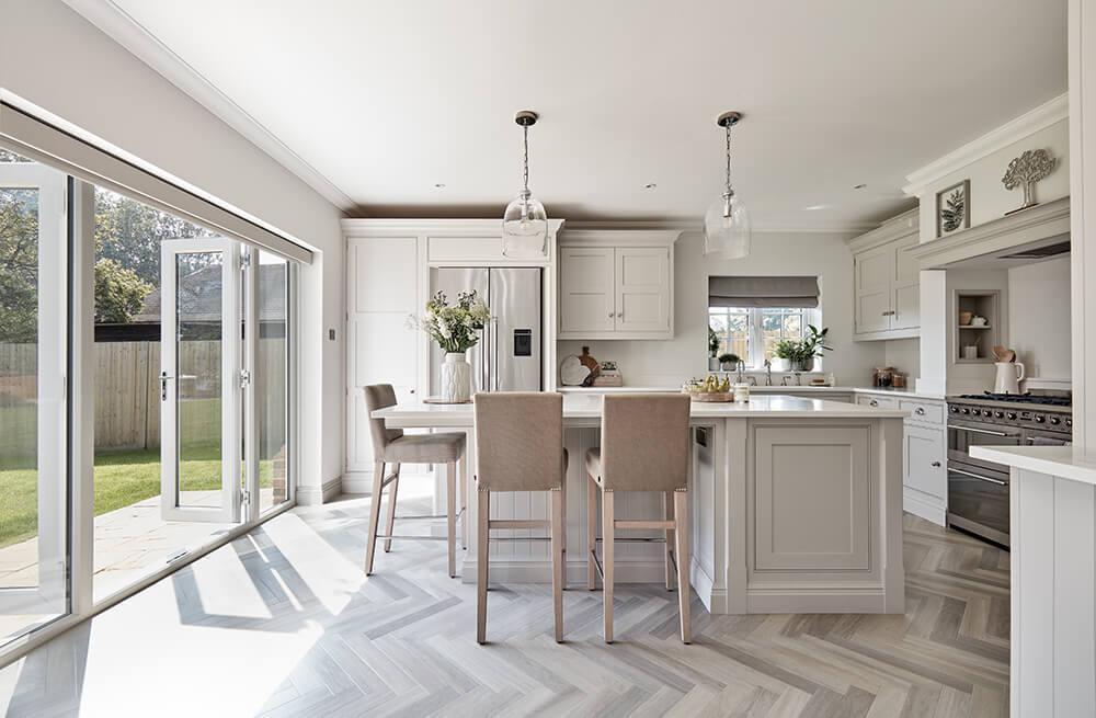 Neutral tones create a calming kitchen environment, ​perfect ‌for relaxed cooking