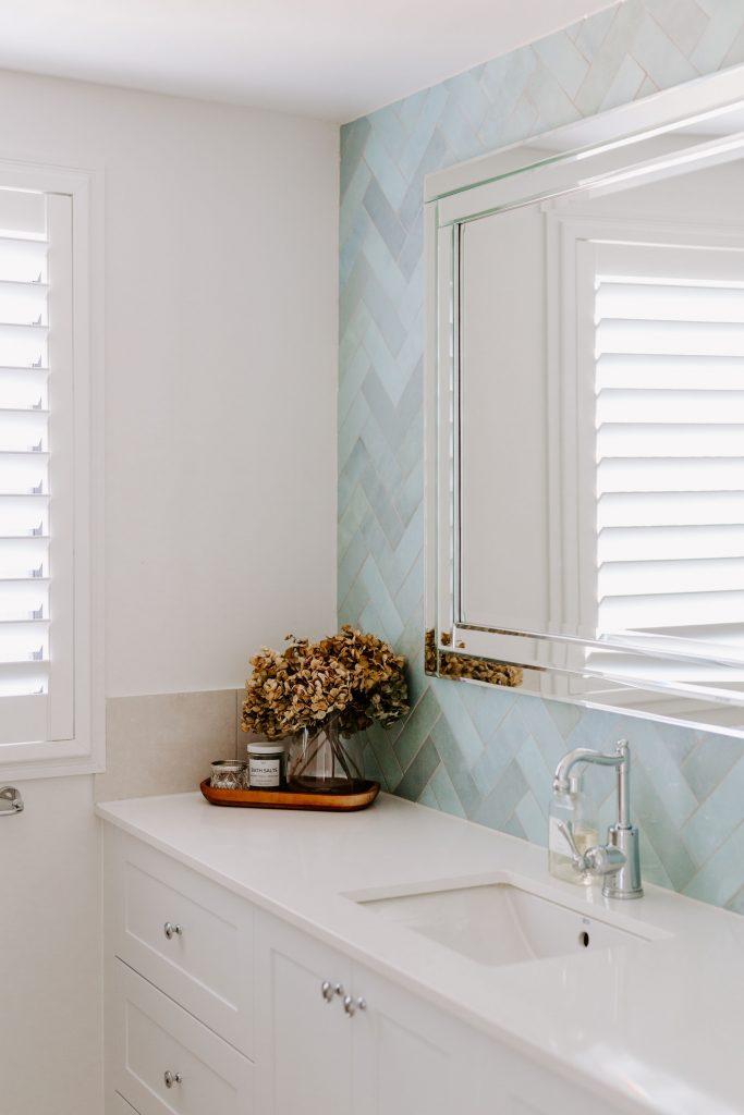 Floor-to-ceiling‌ tiles ‍create ‍a​ seamless look in contemporary ⁢bathrooms