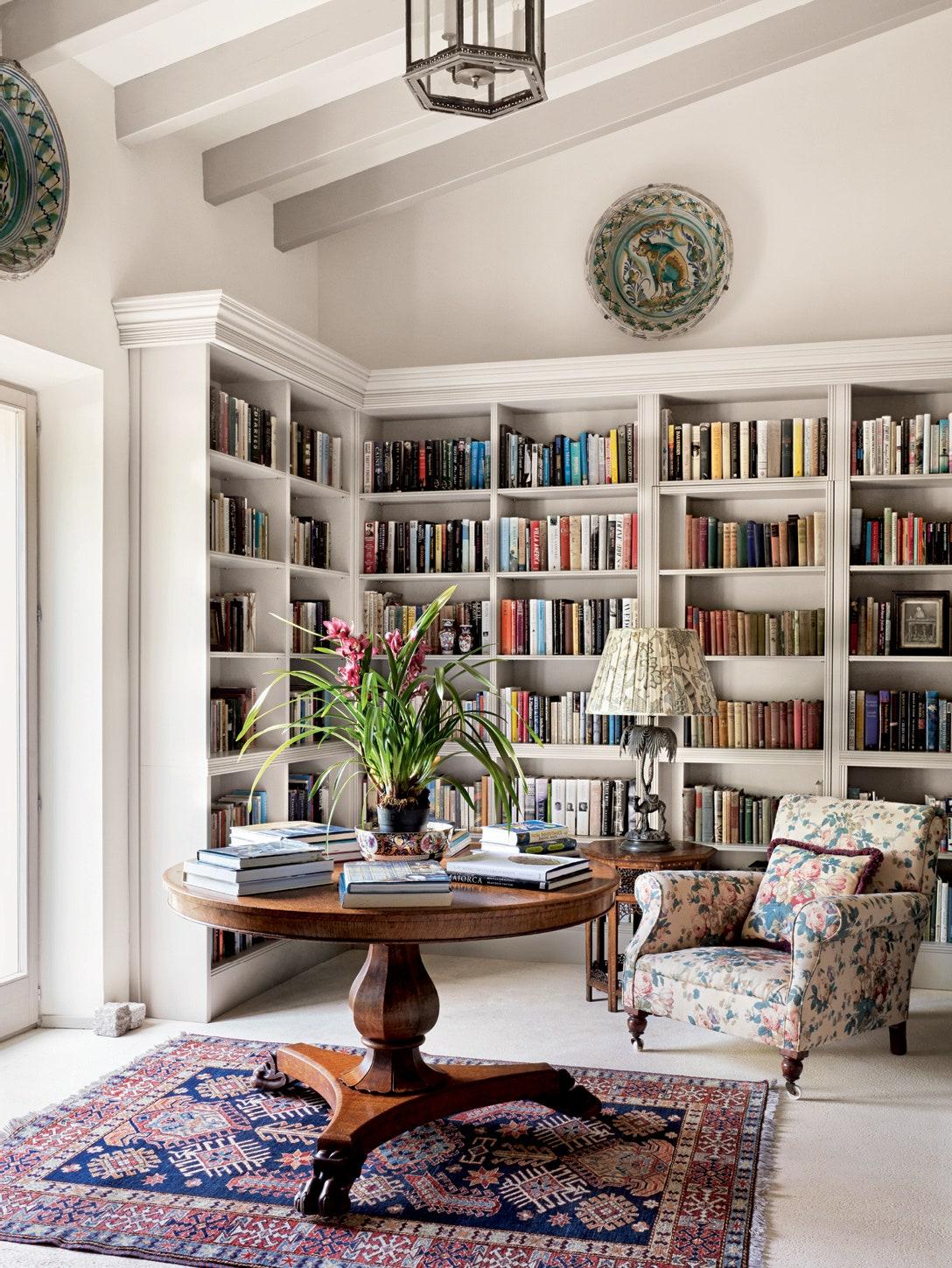 Curate a collection of books for a⁢ homely touch in your Living Room