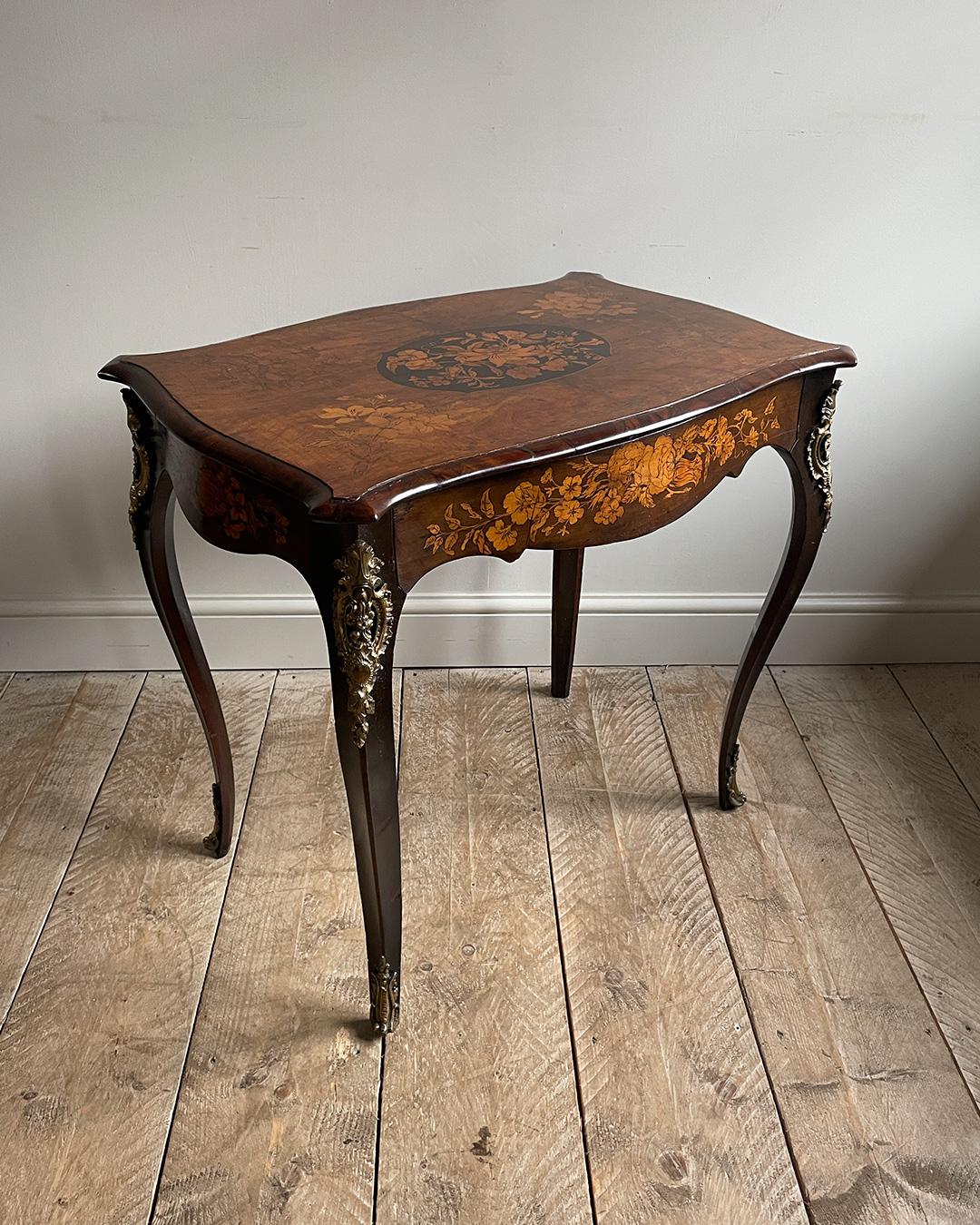 Antique side tables add warmth and history to your eclectic‍ living room