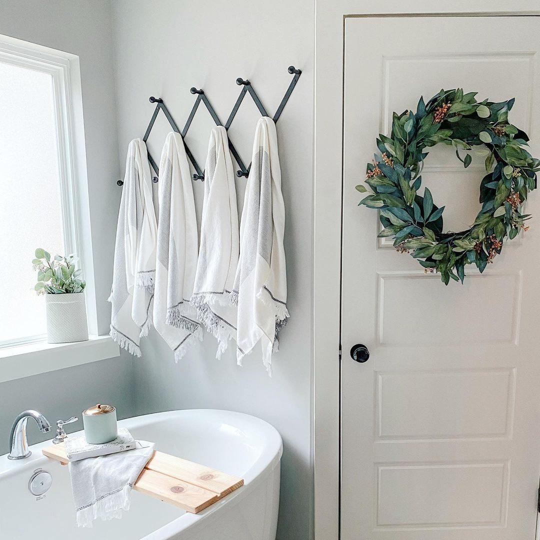 Hang towels⁣ on hooks to maximize wall‌ space in small bathrooms