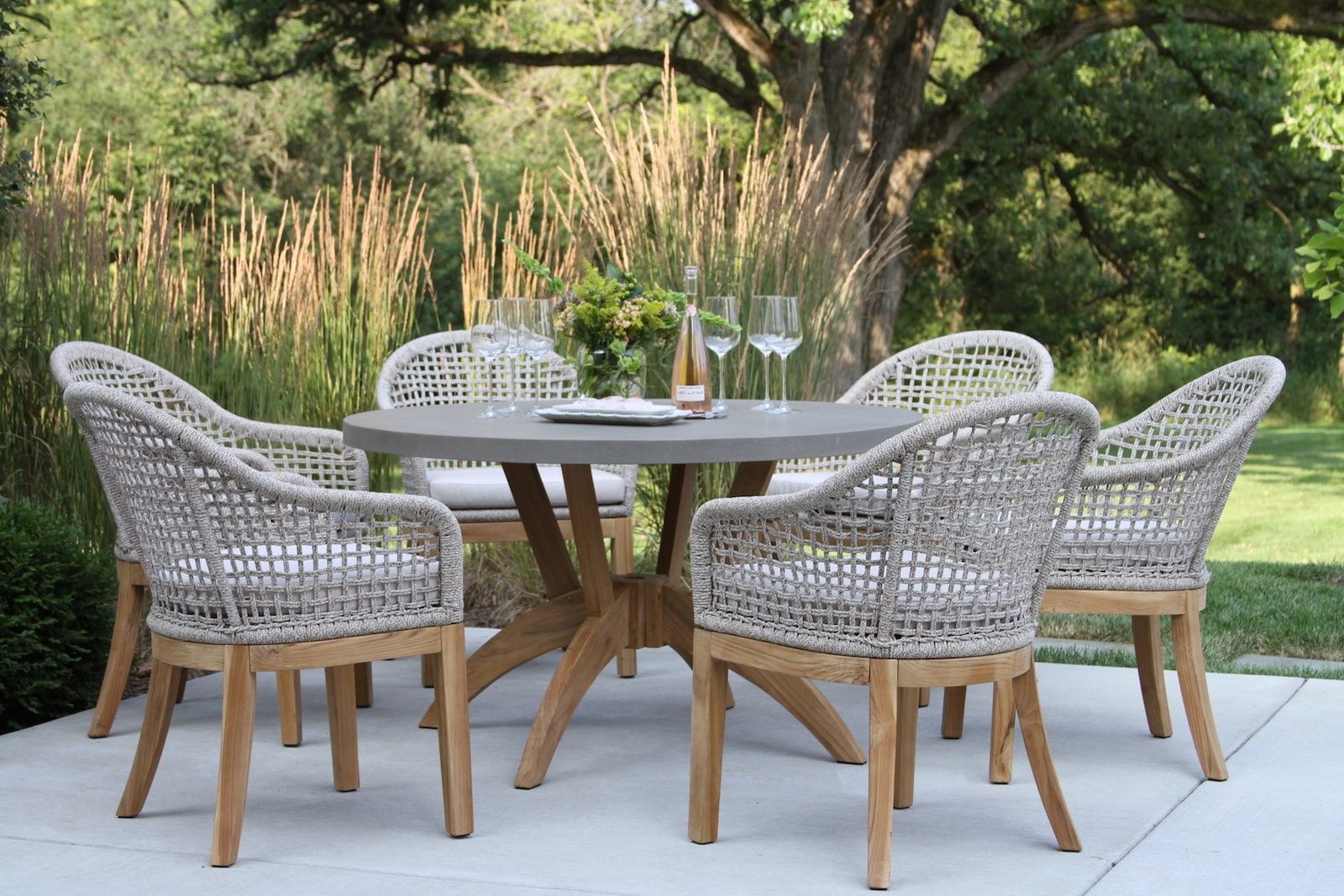 Round patio table – a must have for one
  and all
