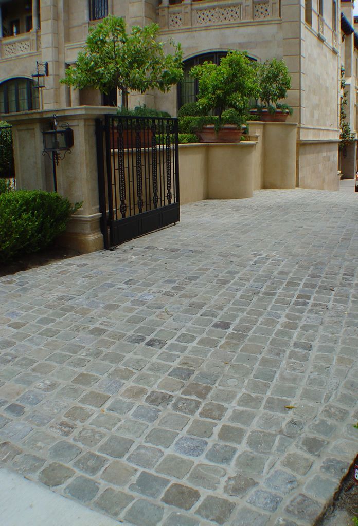 Suggestions for materials and designs of
driveway pavers