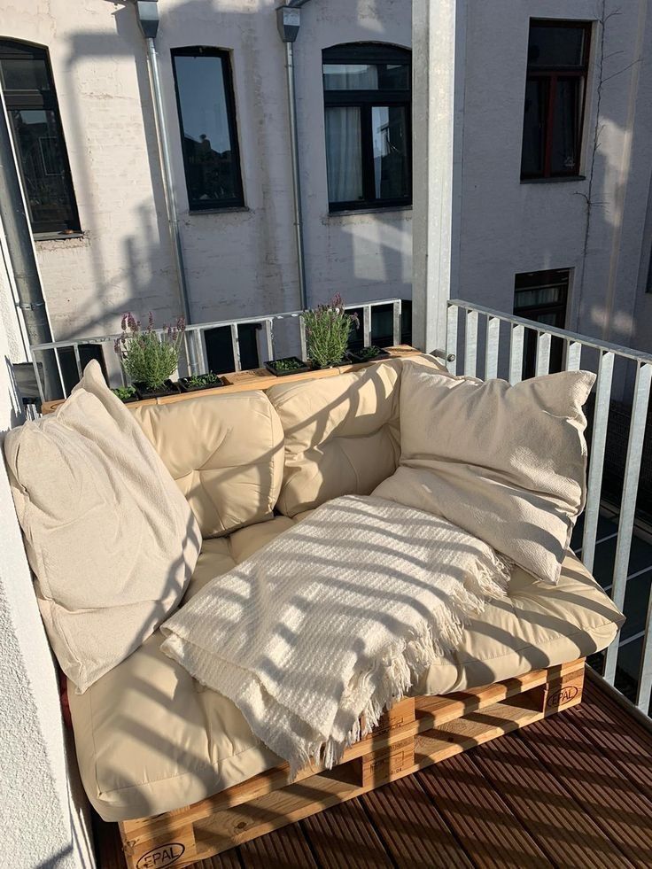Choosing prominent furniture to relax for
  balcony