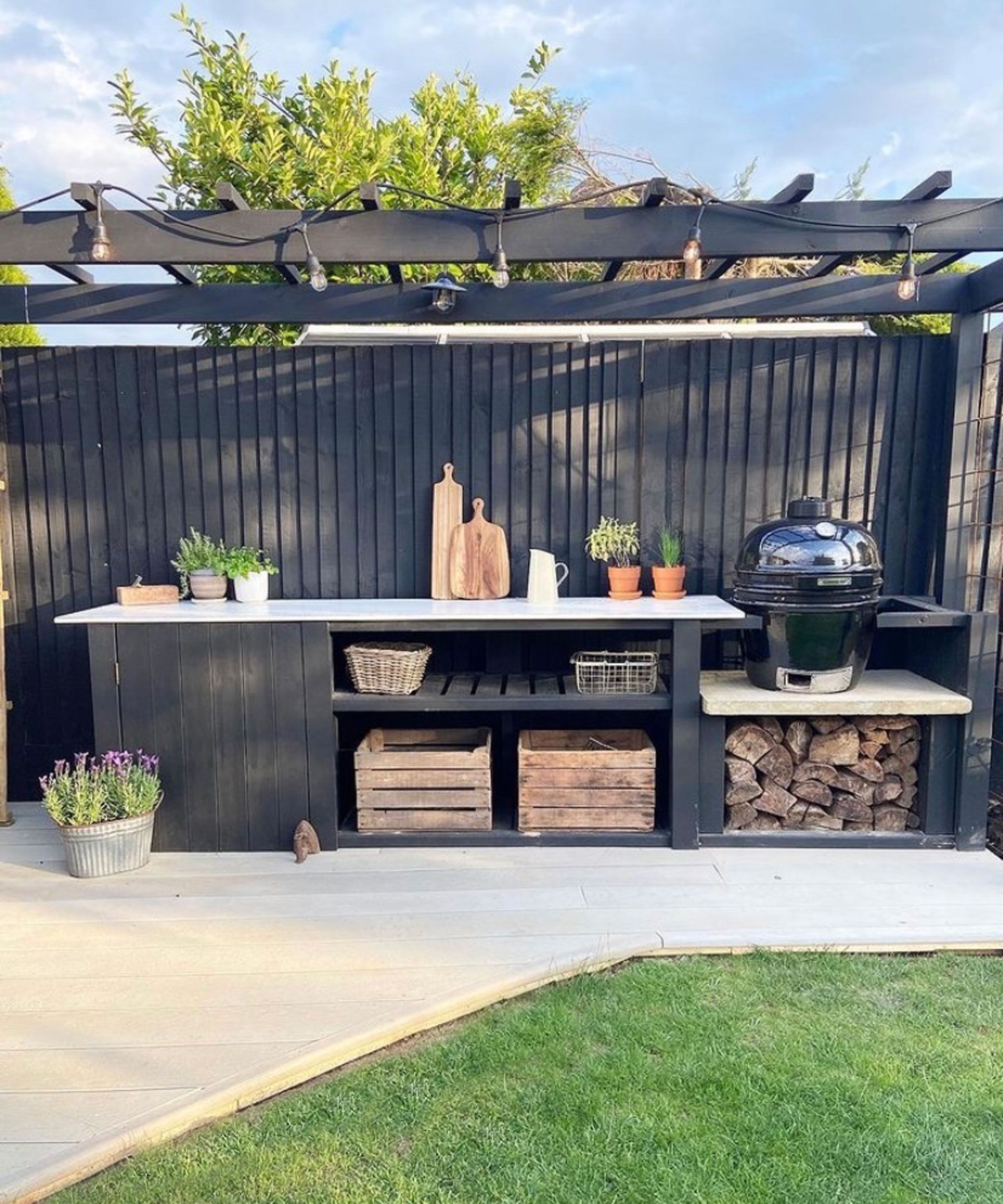 Features of outdoor kitchens