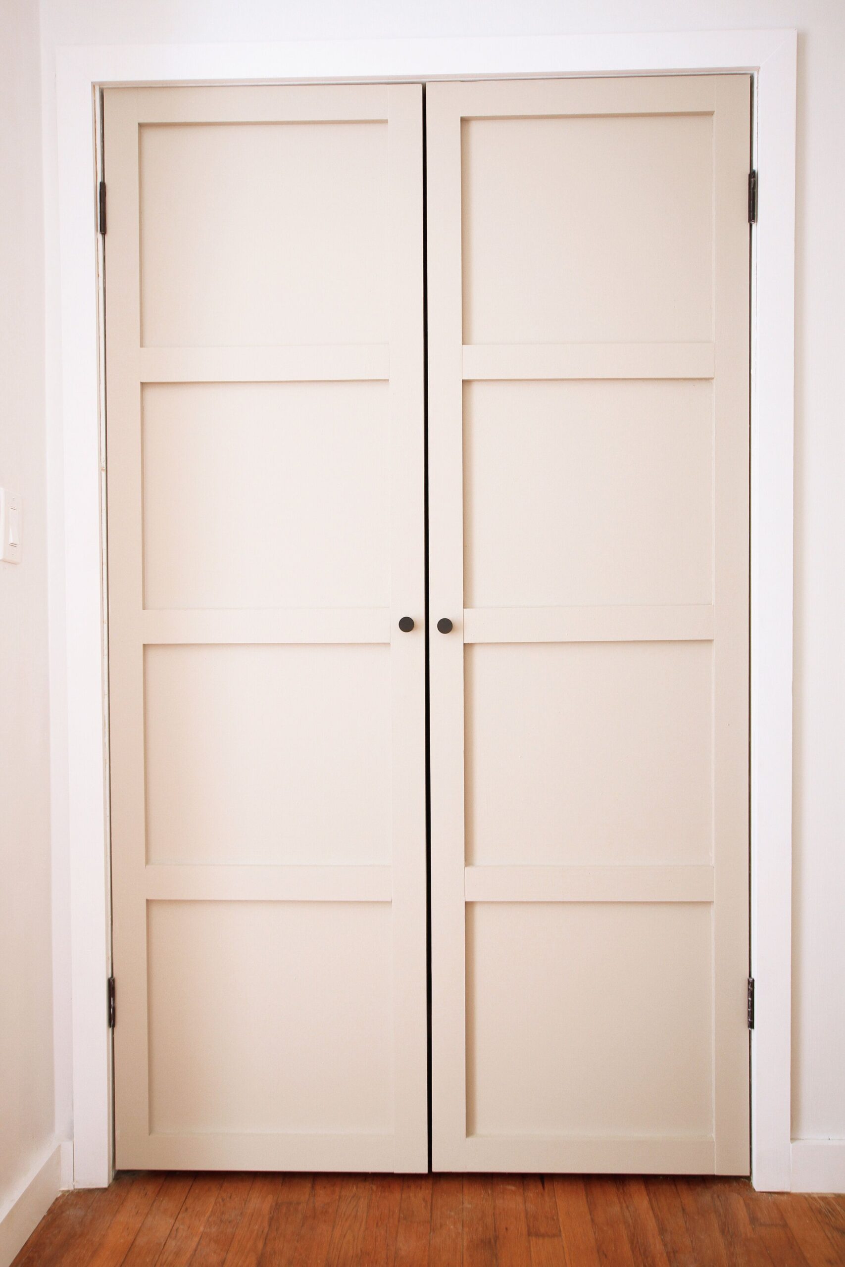 Bi-fold closet door: best for bedrooms