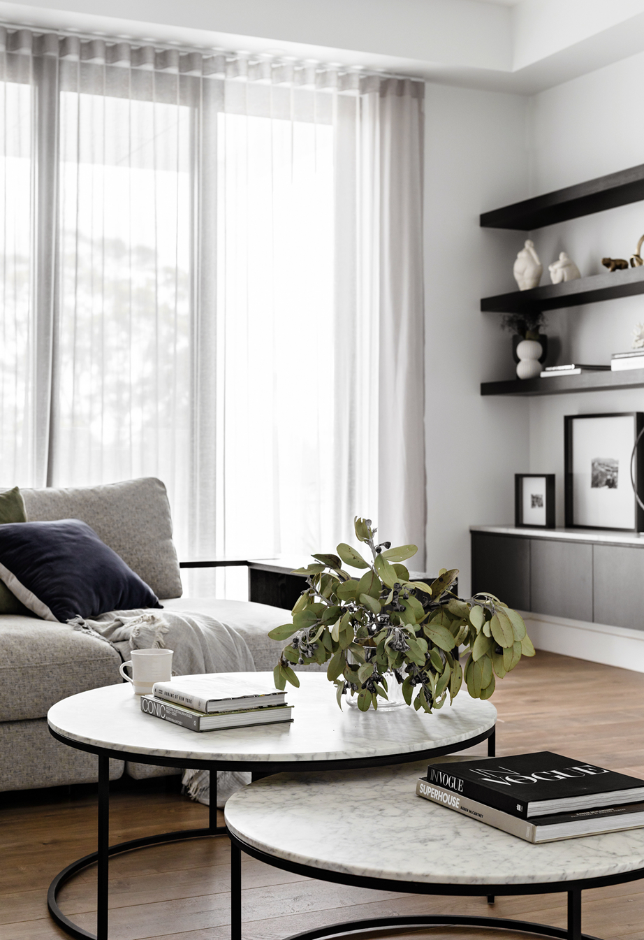 Choosing sophiscated and elegant colour
  like black and white living room