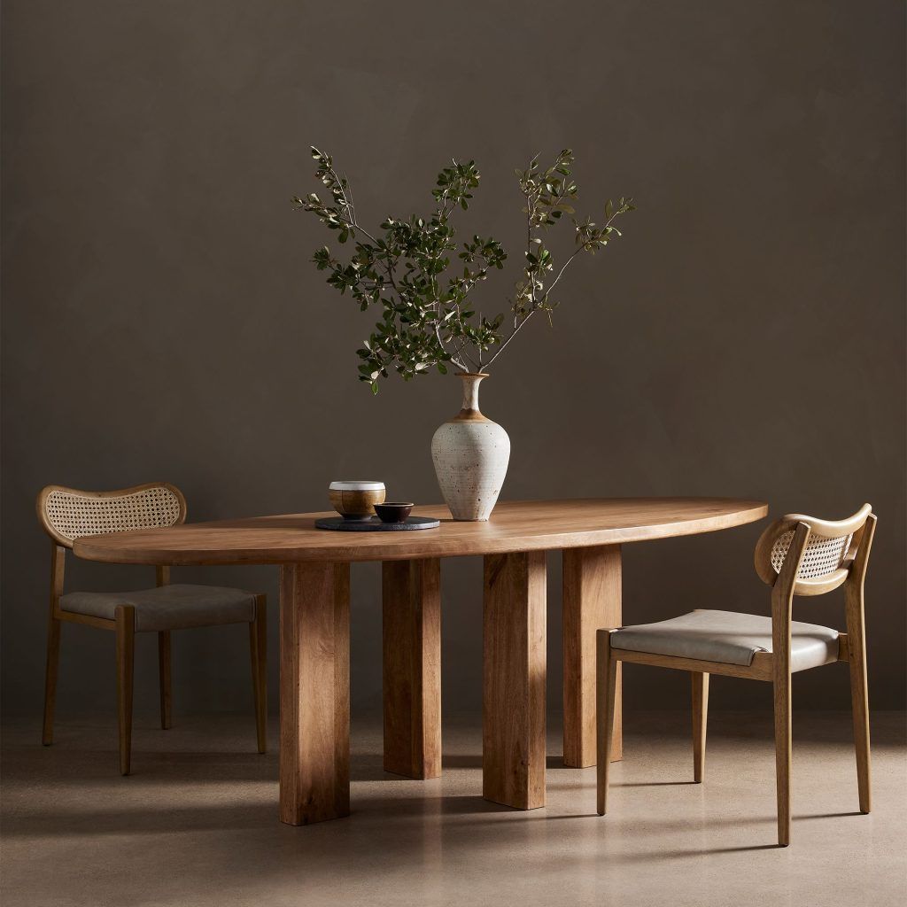 What are the advantages of round dining
tables?