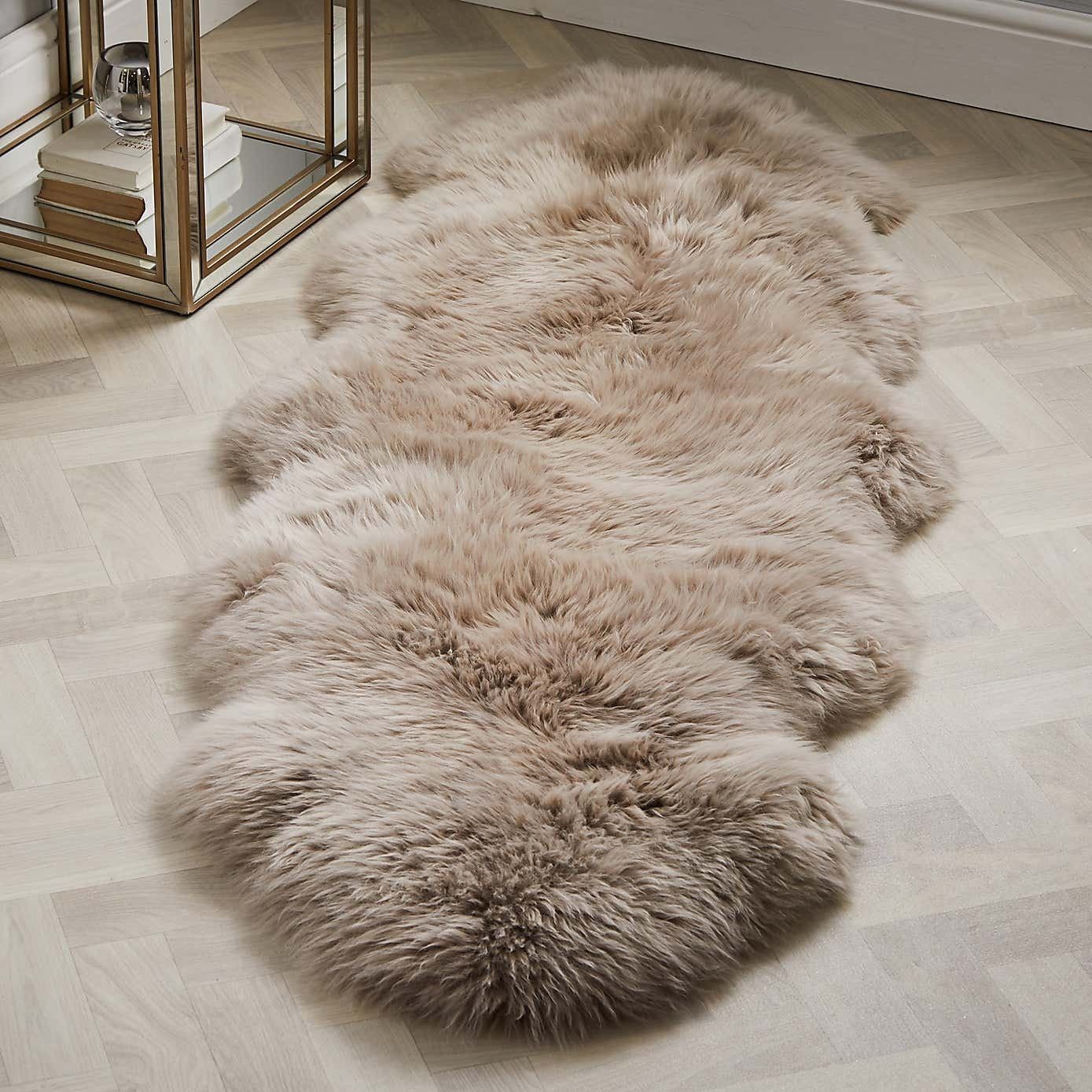 Teen fashionable faux fur rug