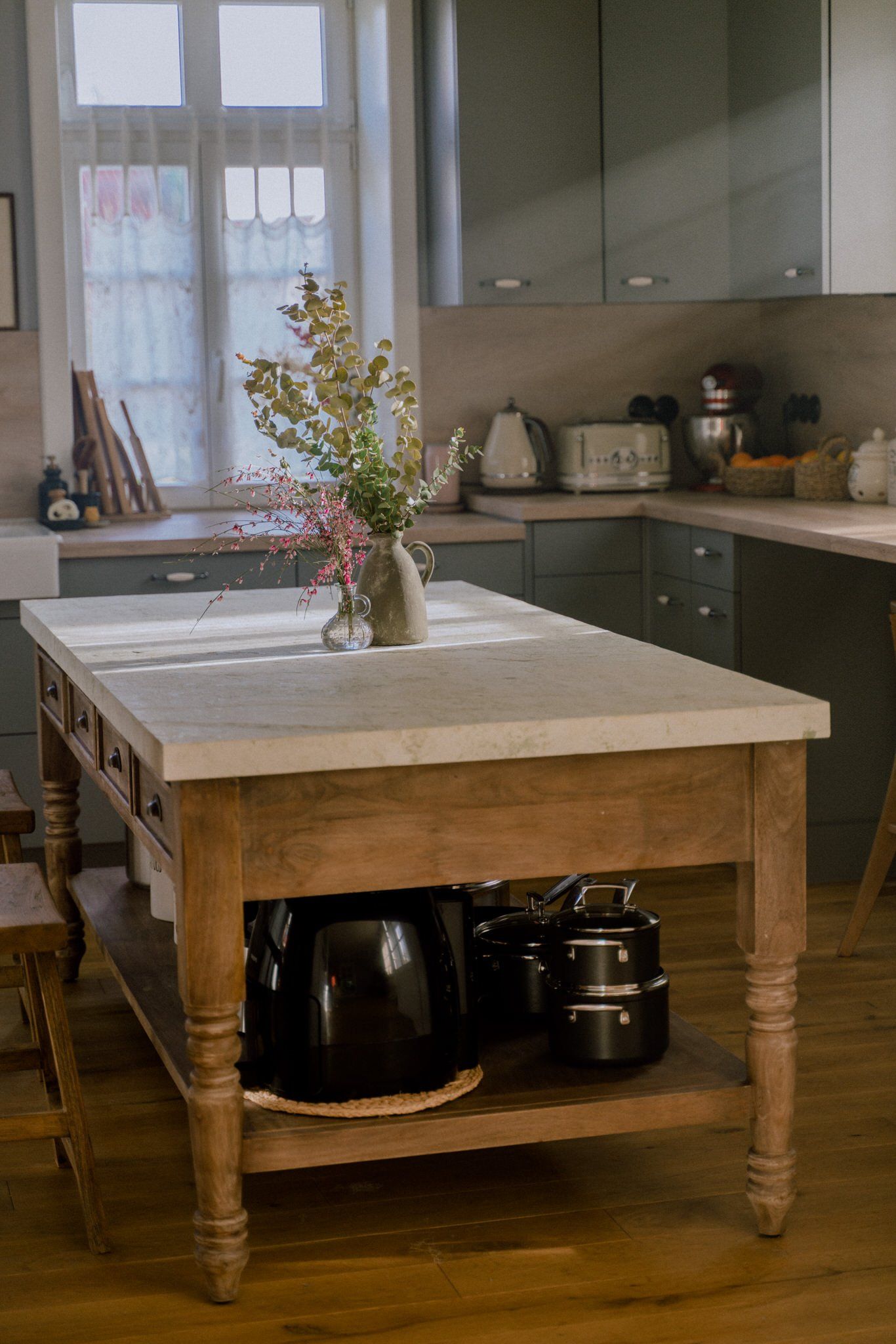 Modify your kitchen with the kitchen
island table