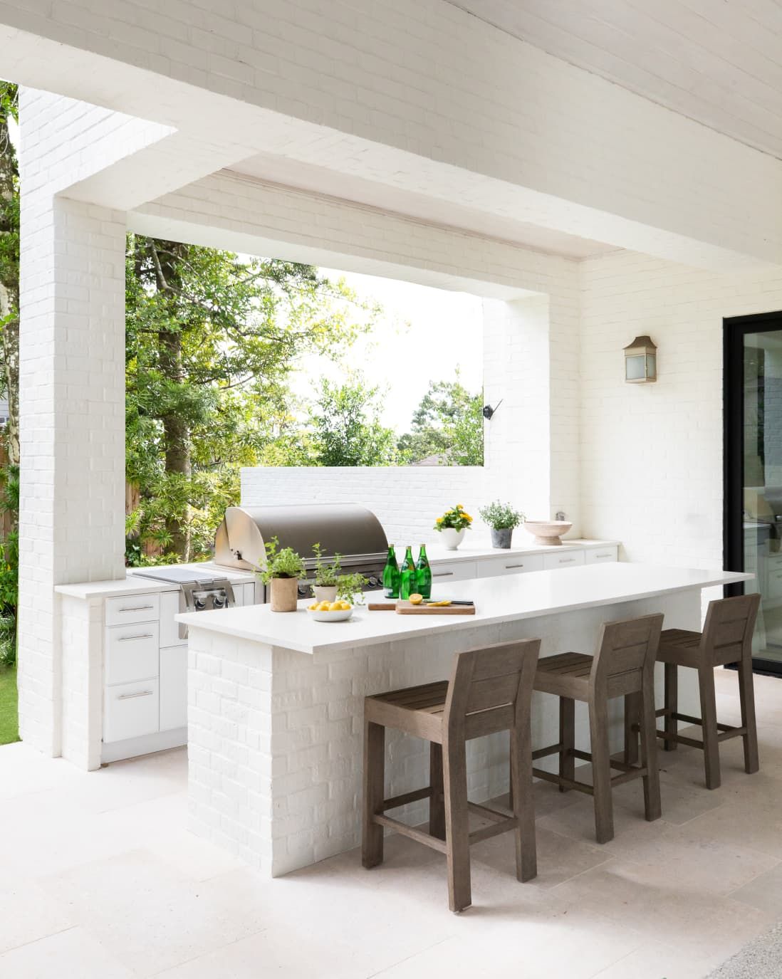 Features of outdoor kitchens