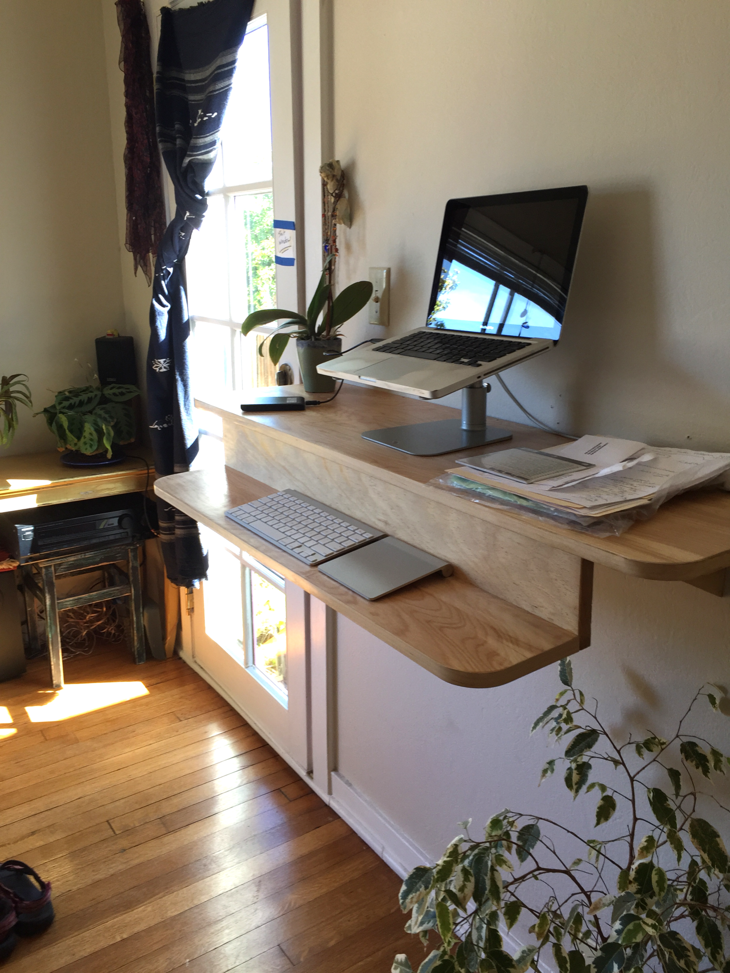 The Benefits of Using a Standing Desk