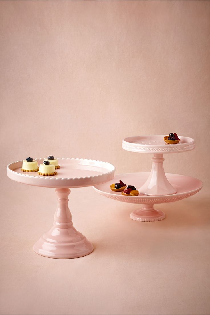 The Essential Guide to Choosing the
Perfect Cake Stand