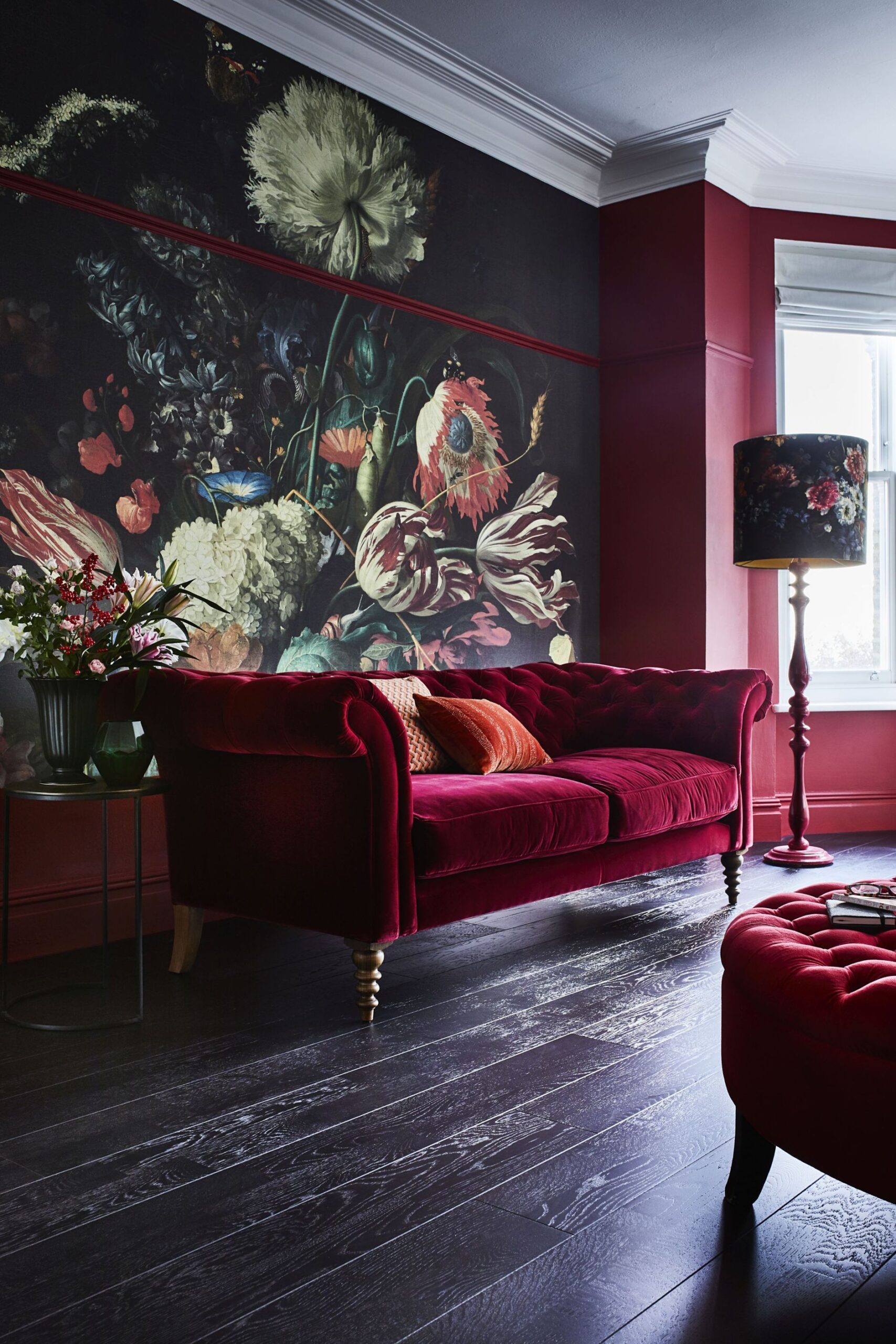 Stylish Ways to Decorate with a Red Sofa