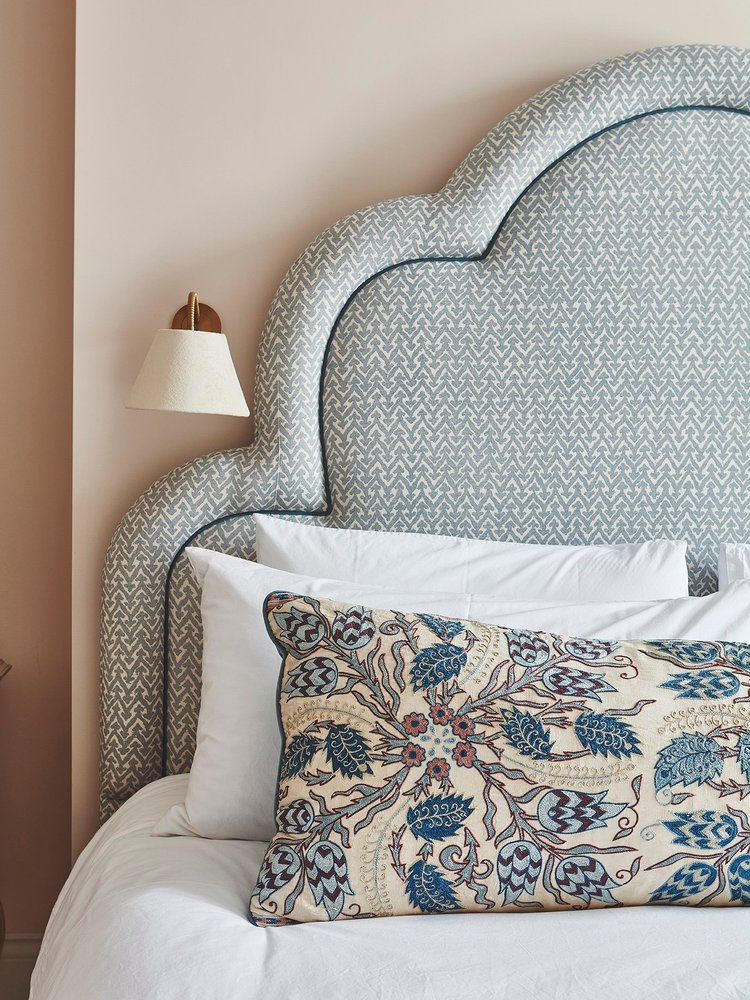 The Ultimate Guide to Choosing the
Perfect Upholstered Headboard for Your Bedroom