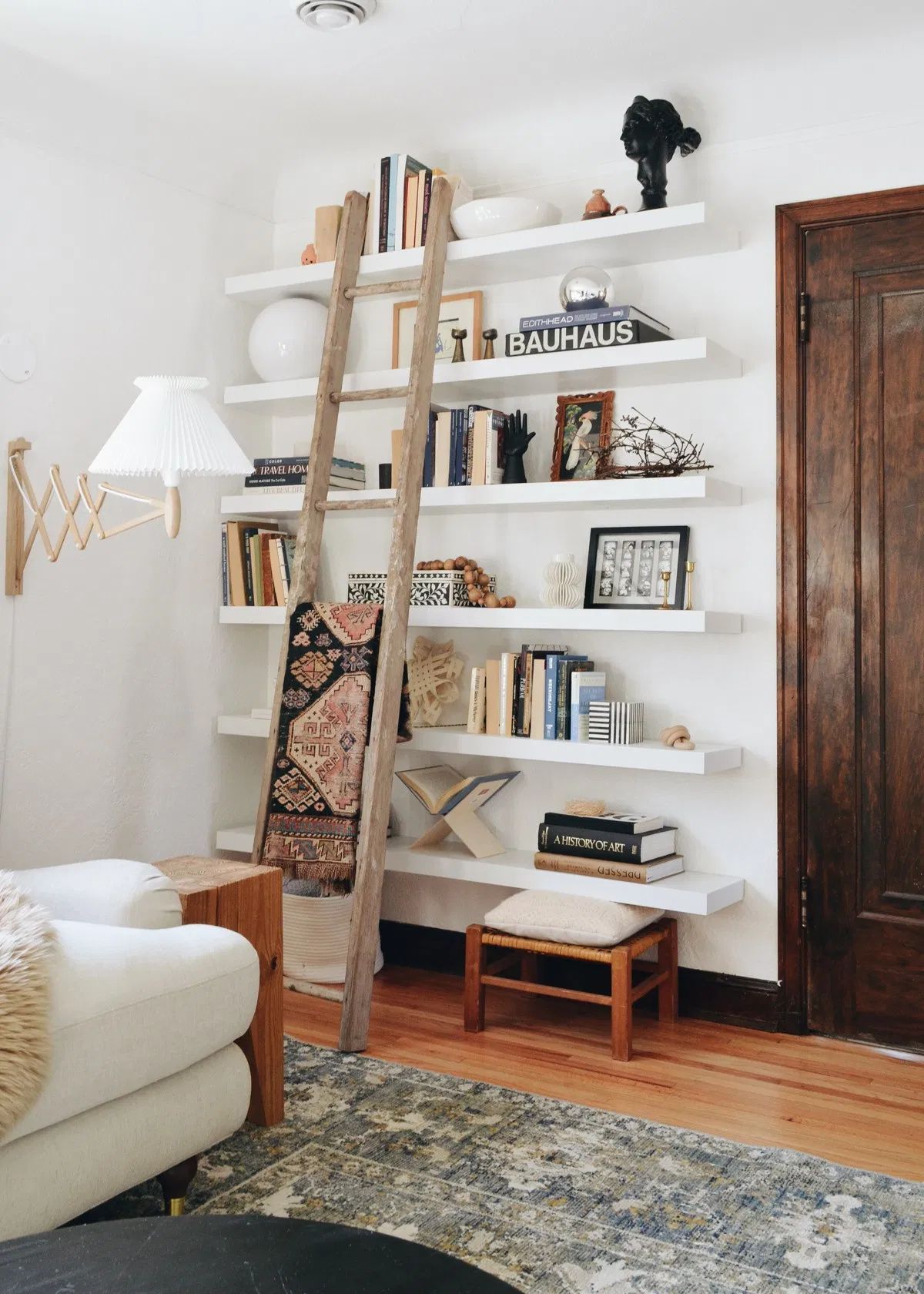 Maximizing Storage with Floating Wall
Shelves