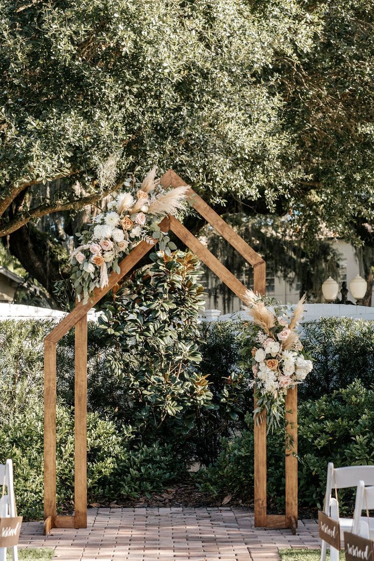 Choosing the Right Flowers and Greenery
for Your Wedding Arbor