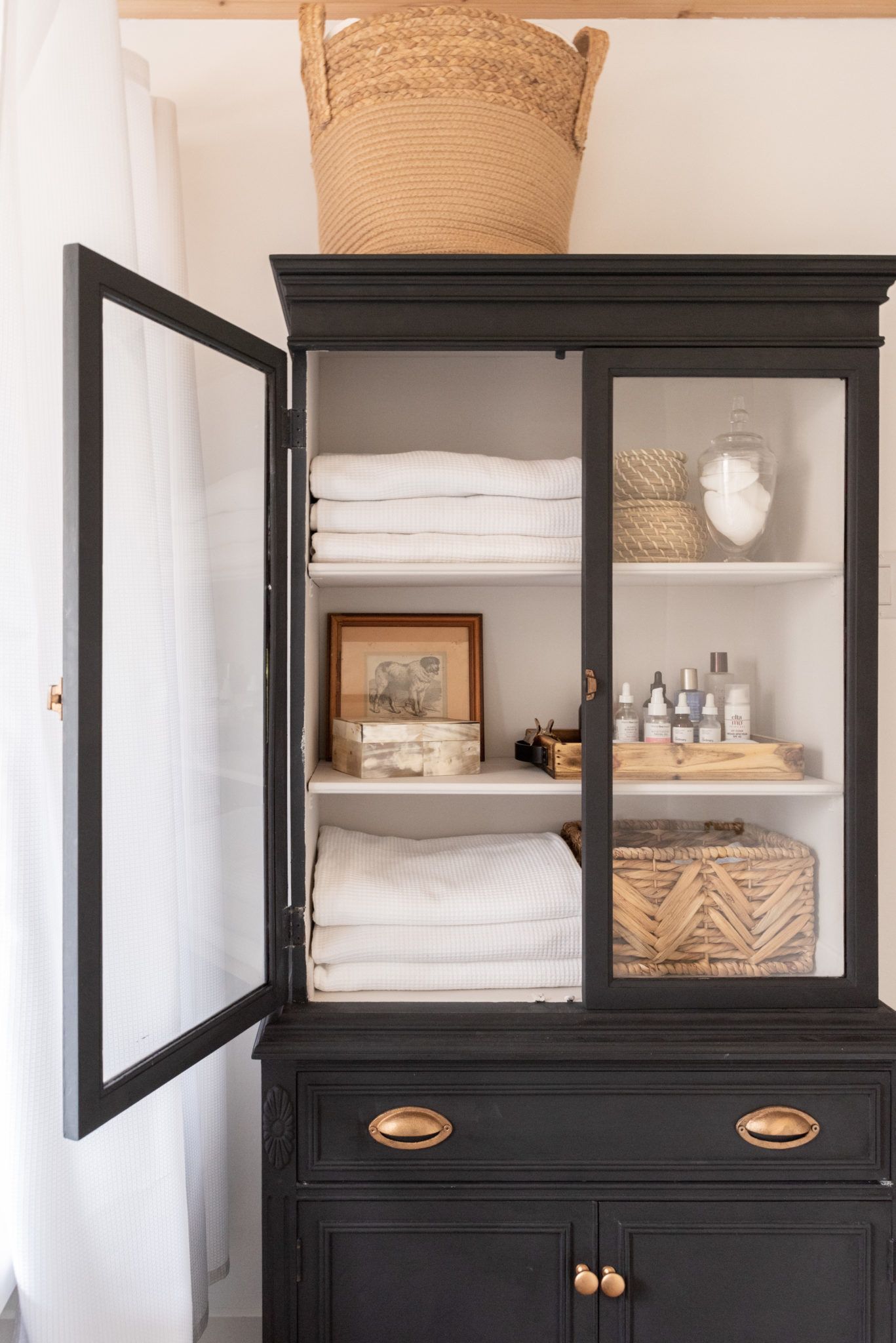 Stylish Bathroom Cabinet Designs for
Small Spaces