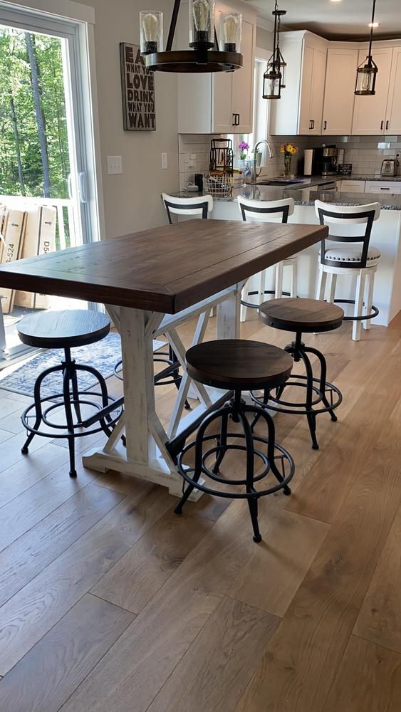 The Benefits of a Counter Height Dining
Table in Your Home