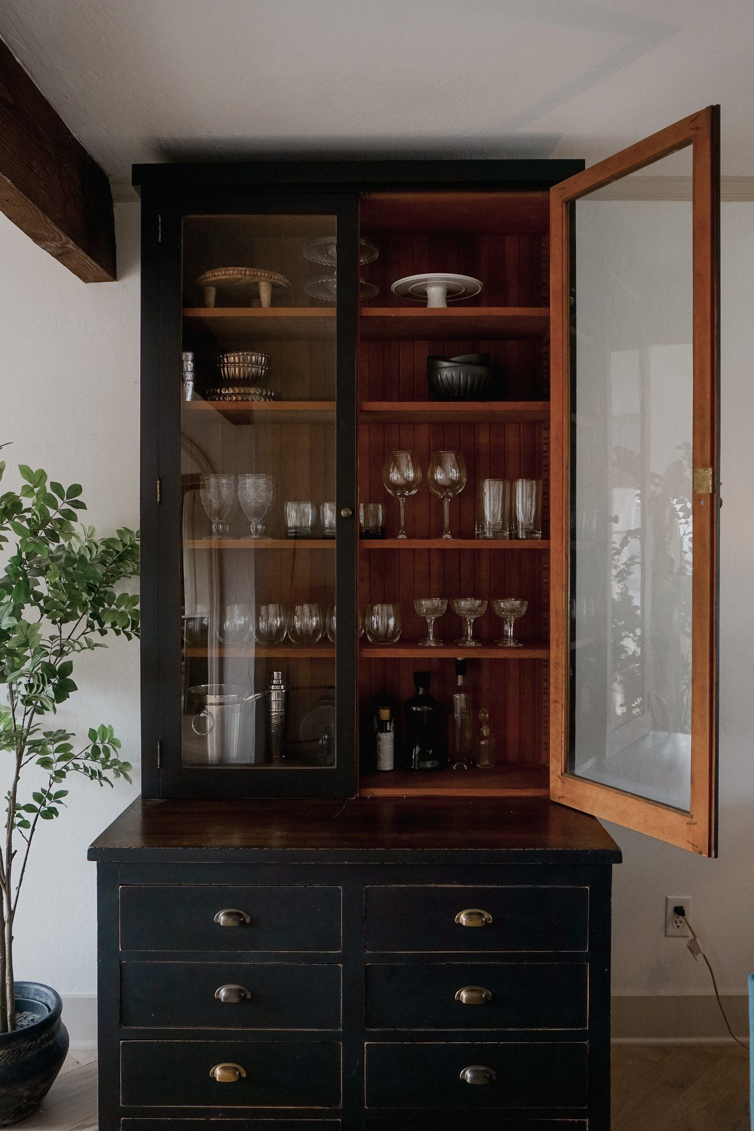 The Ultimate Guide to Choosing the
Perfect Dining Hutch for Your Home