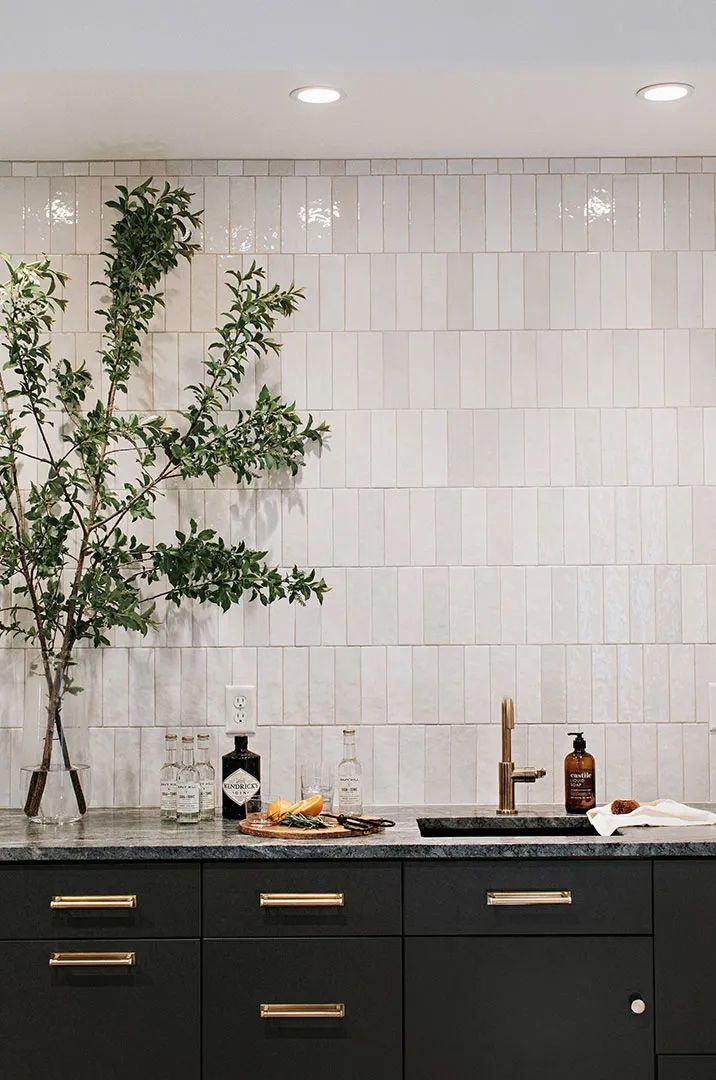 The Ultimate Guide to Choosing the
Perfect Backsplash Tile for Your Kitchen