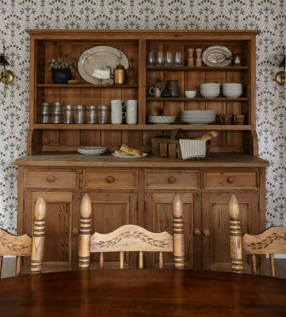 Tips for Styling and Organizing Your
Dining Hutch