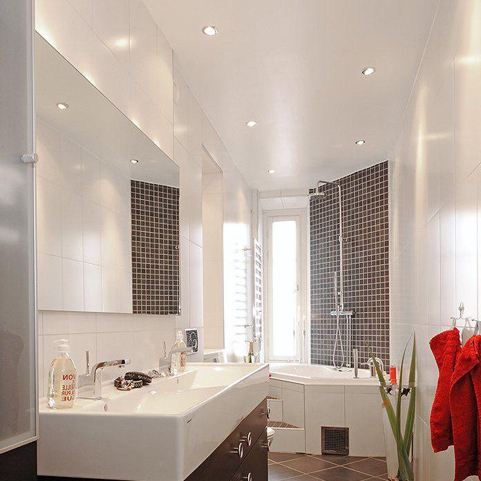 Recessed lighting enhances ambiance in ‌a narrow bathroom environment