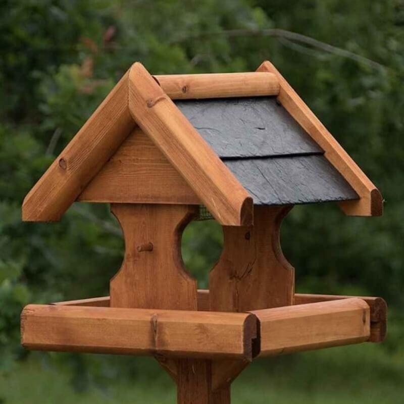 Integrate a ‍pallet garden with a⁣ bird ⁢feeder to attract local wildlife