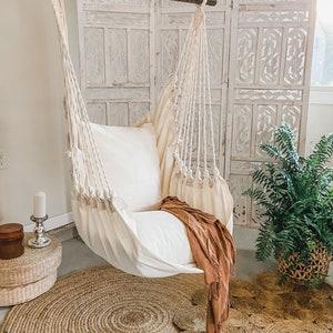 Incorporate a hanging chair for ⁣a ⁢unique seating option in the teen bedroom