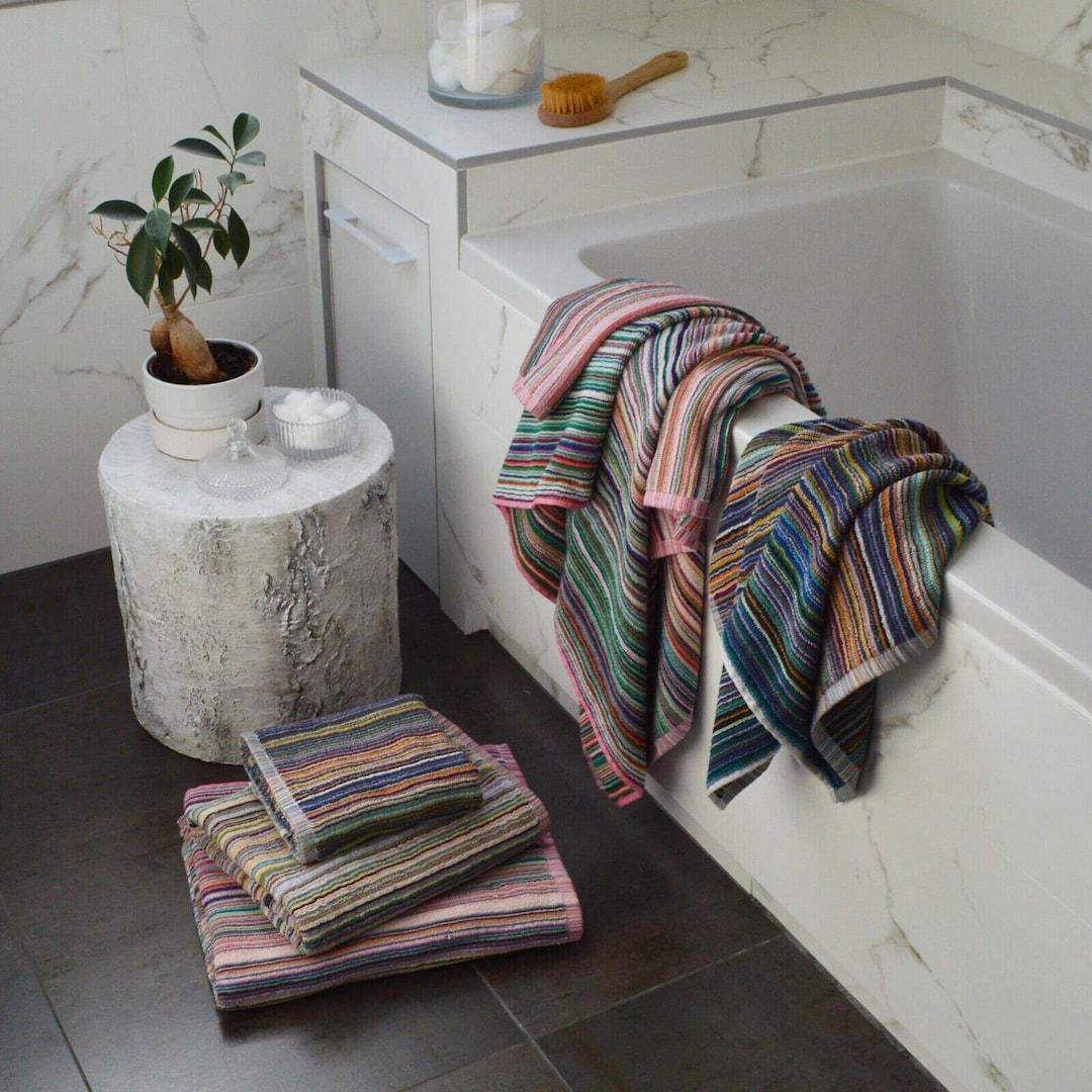 Choose ‌bold, mismatched towels to ​invigorate the space visually