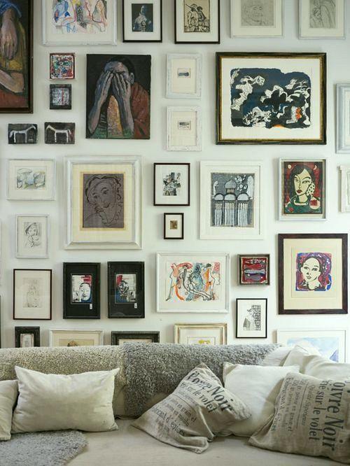 Curate‍ a ⁢gallery ⁤wall with‌ a mix of frames in your⁣ eclectic​ living room