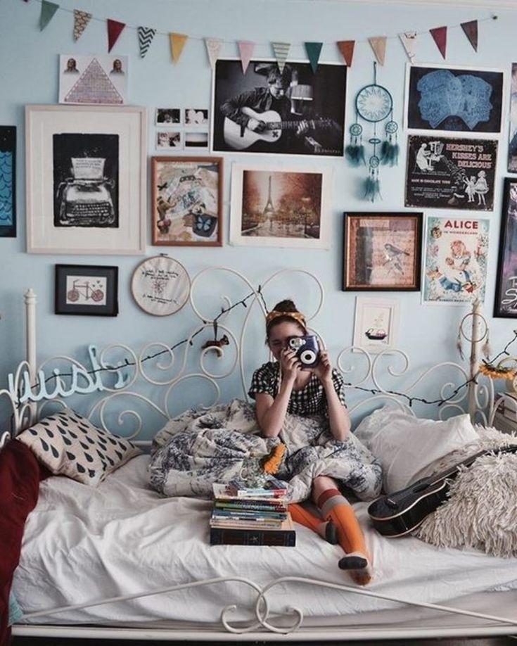 Vintage-inspired teen bedroom featuring retro decor and a ‌gallery wall of memories