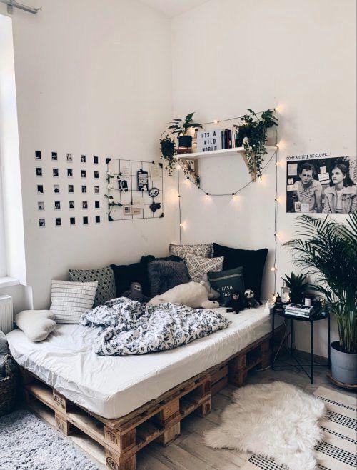 Introduce potted plants to bring life into the teen girl bedroom décor