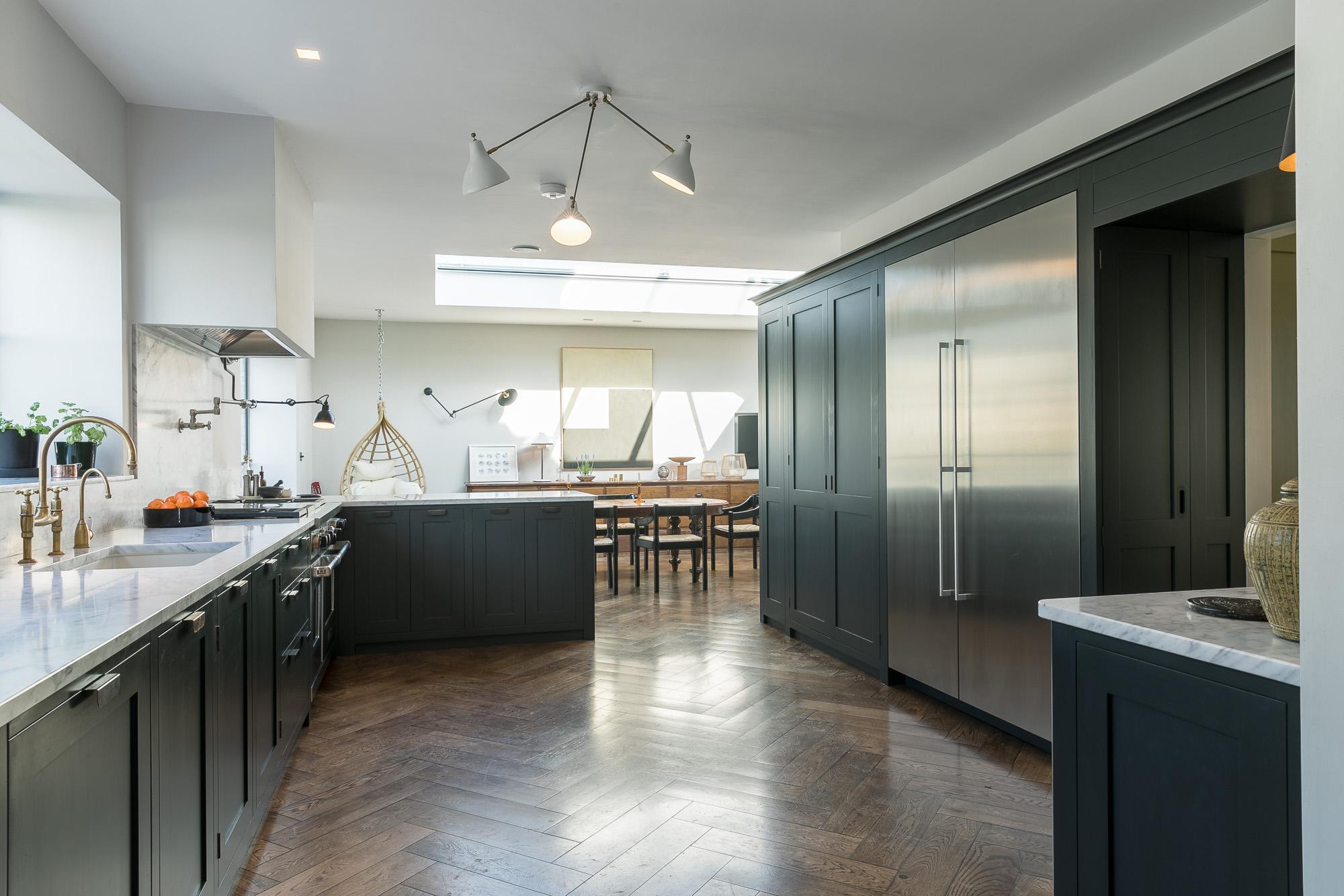 A​ smart layout facilitates easy flow in your eat-in​ kitchen