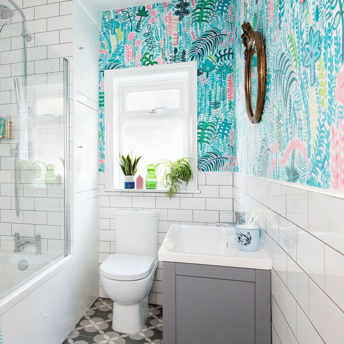 Bold wallpaper patterns to⁣ energize your bathroom‍ decor