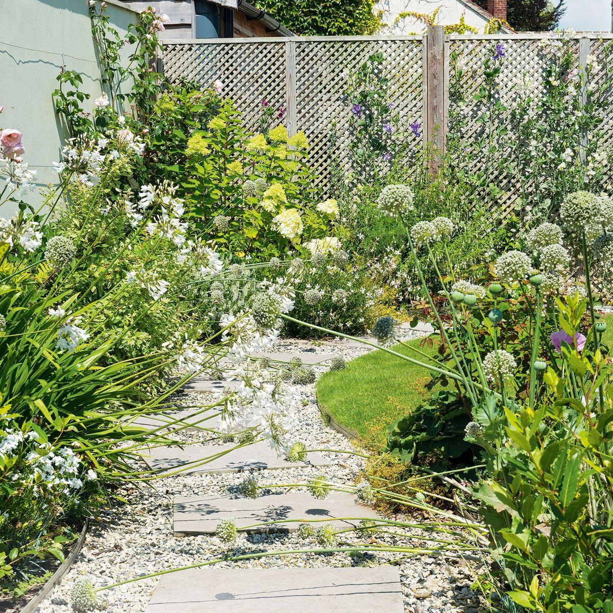 Create ⁢a living fence in your Front ⁤Yard Landscaping using bushes or ⁤trellised ⁣vines