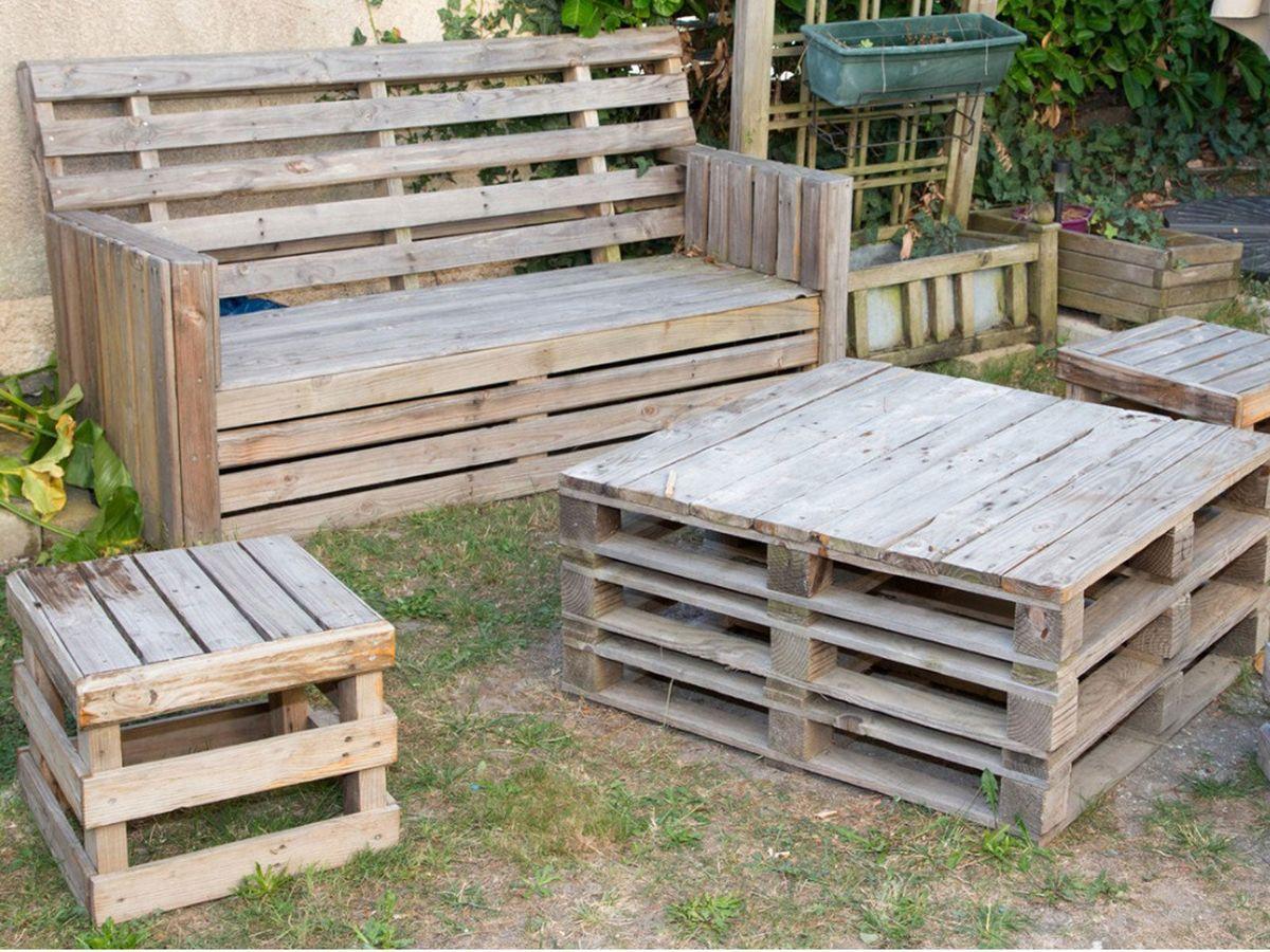 Utilize‍ a pallet garden as ​a unique outdoor seating upgraded ⁤by cushions and⁢ decor