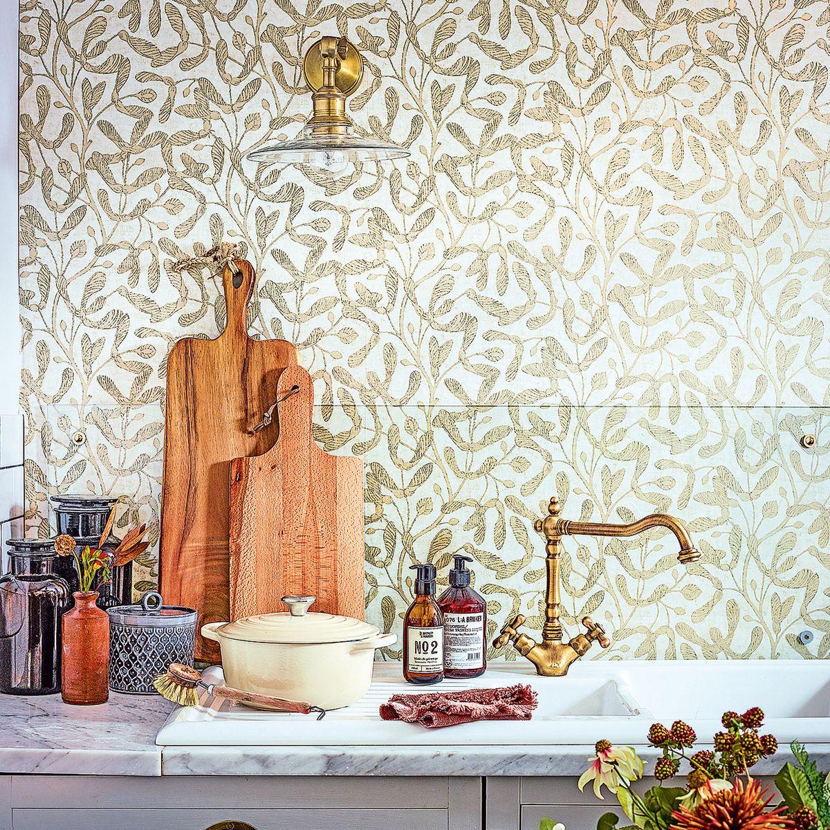 Use bold wallpaper to make a statement in⁤ your eat-in ‍kitchen