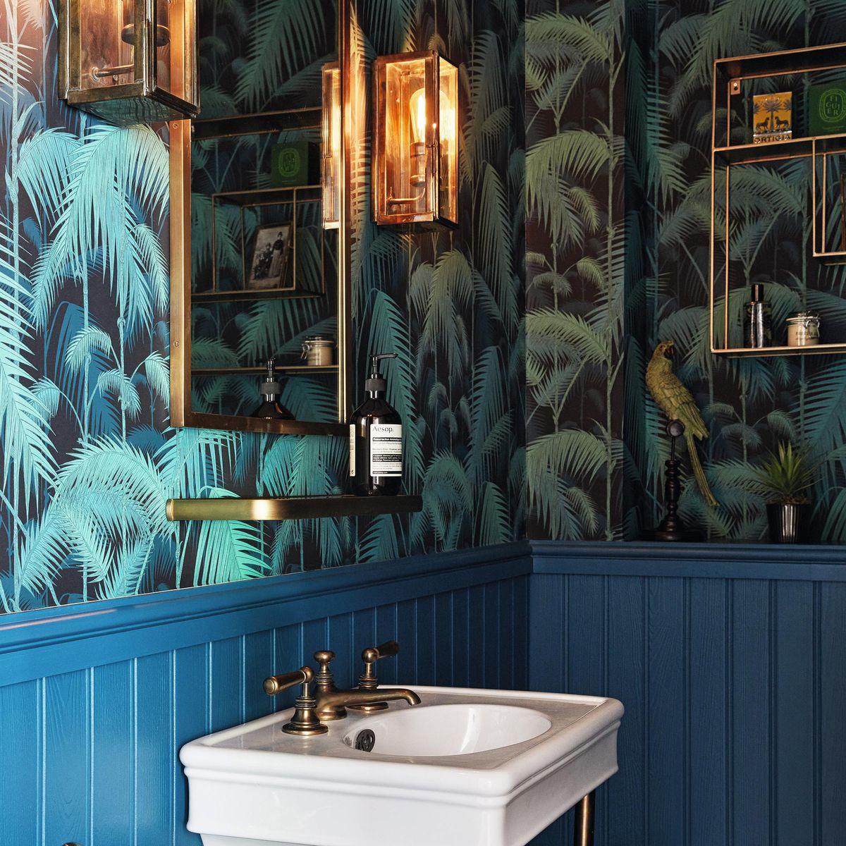 Introduce bold wallpaper patterns to​ enliven your ⁤eclectic ‌bathroom