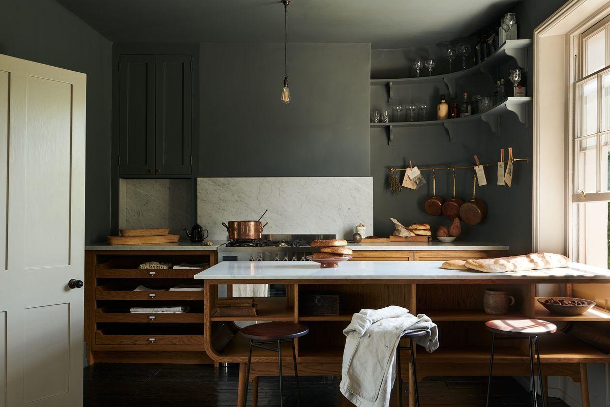 Consider open shelving to display elegant ​dishware in ‌your Burgundy ‌Kitchen