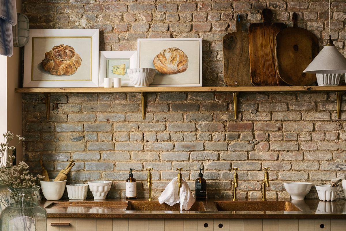 Decorative statement wall art that reflects your personality in the farmhouse kitchen