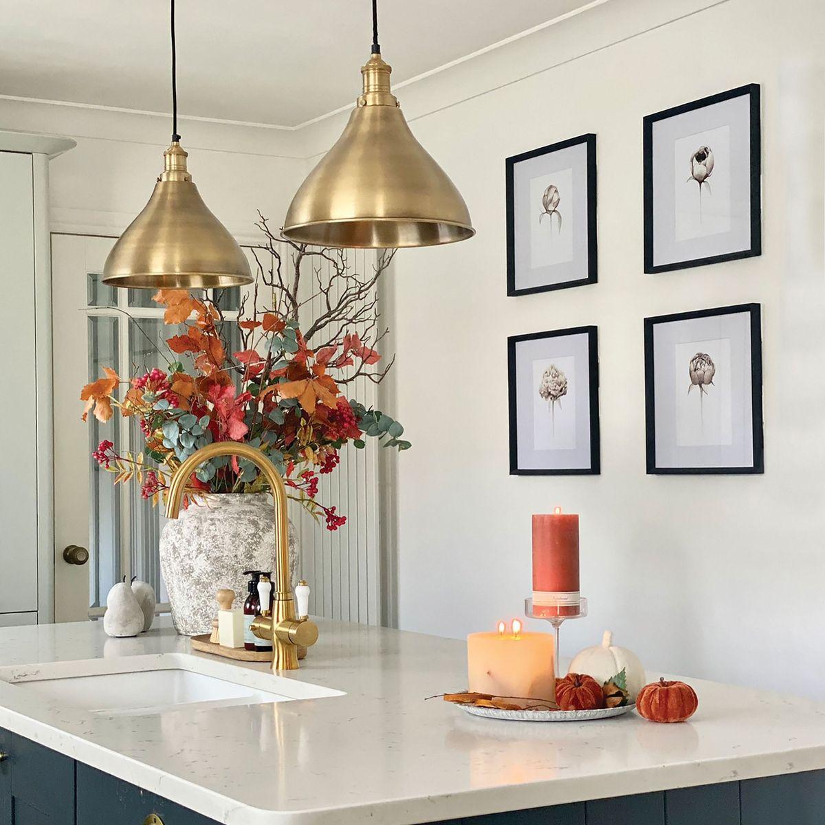 Stylish pendant lighting above the table creates ambiance in your Eat-In ⁤Kitchen for evening meals