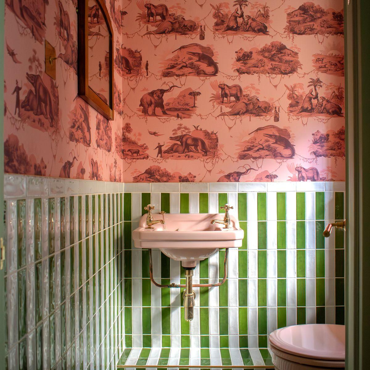 Experiment⁢ with wallpaper to enhance your eclectic‌ bathroom