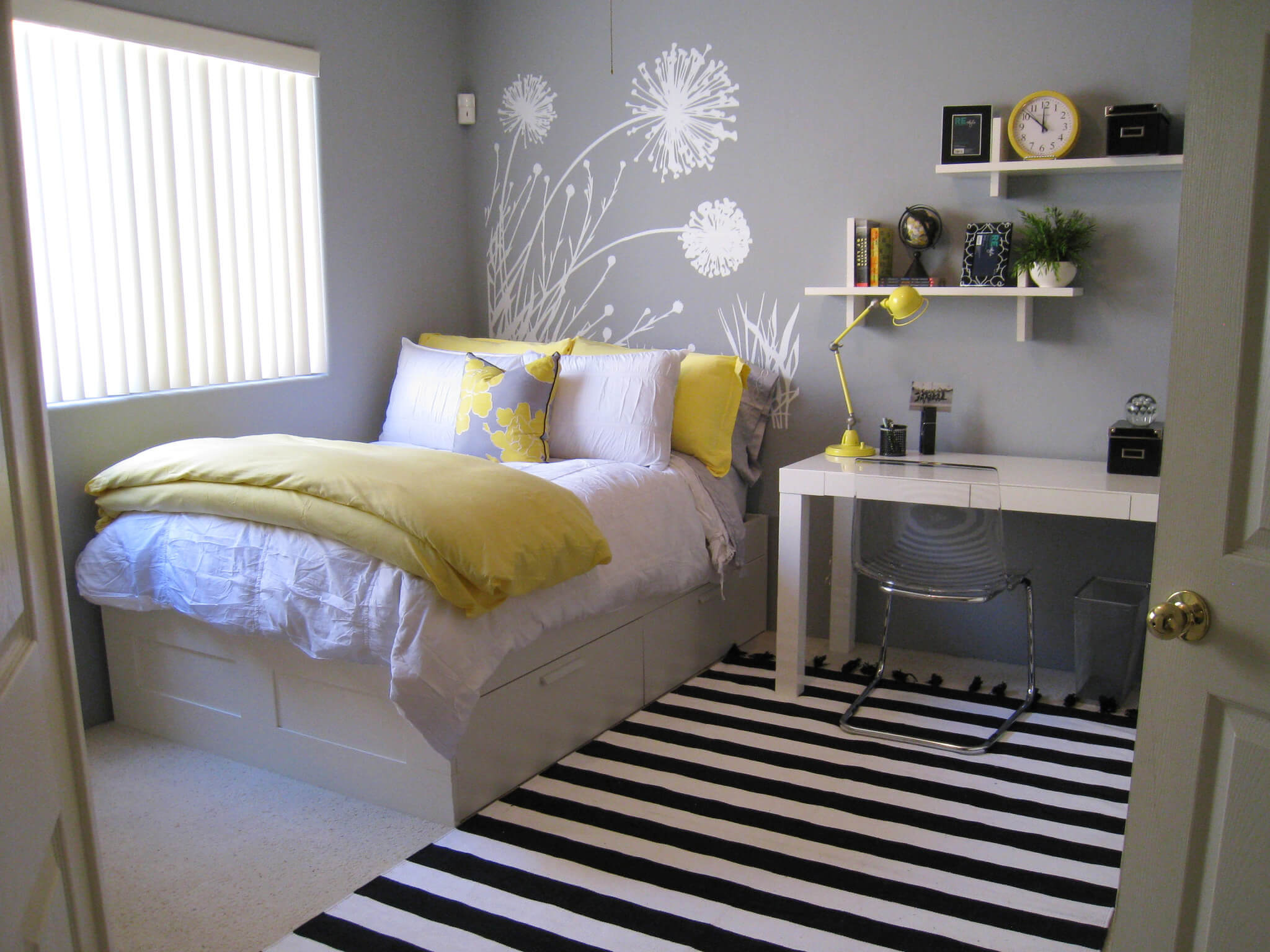 Get a small bedroom ideas for visual
appealing look