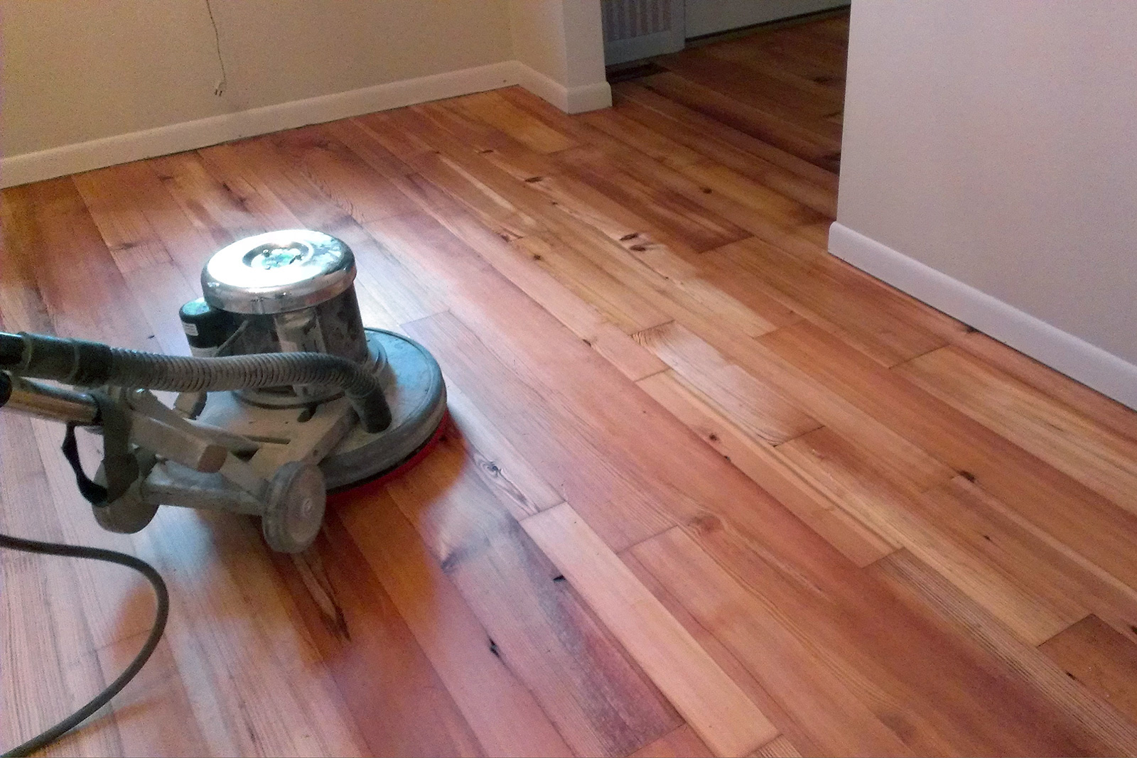 Here is how you should find the best
hardwood floor finishes