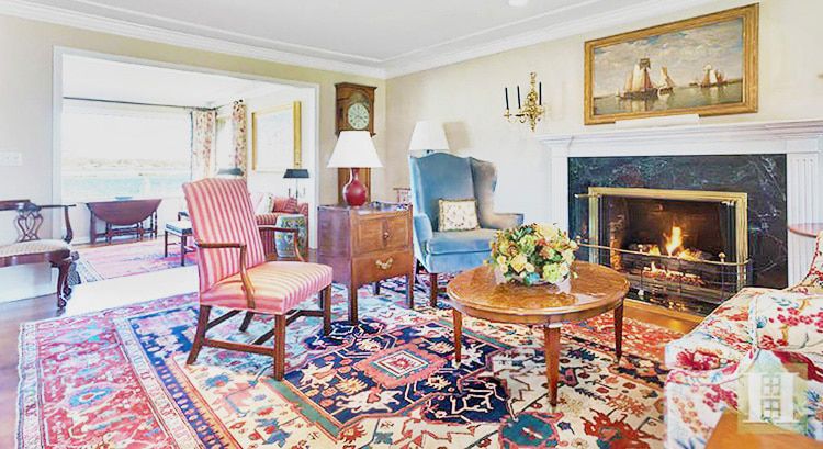 rug decor living room interior decor with antique persian heriz rug KCNJUZM