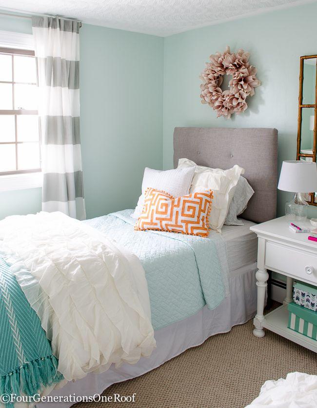 Plant corner: Add greenery ​for⁢ a fresh look and clean​ air in your teen girl bedroom