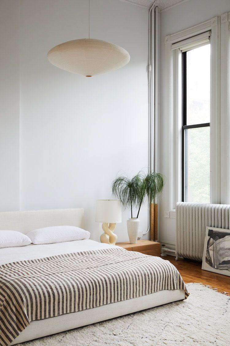 Opt for‌ simple, elegant decor in your minimalist bedroom