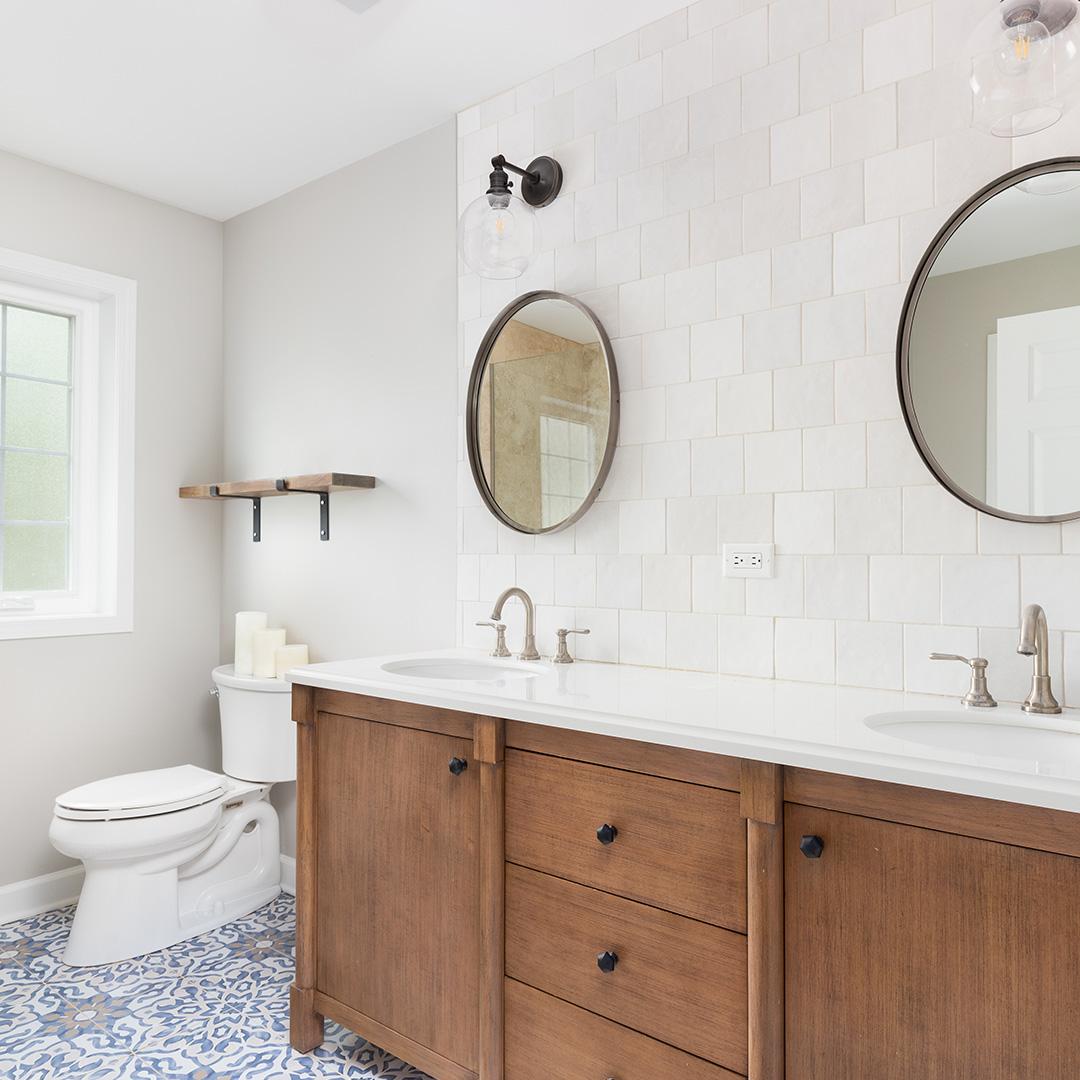 Choose neutral color palettes⁣ to evoke serenity in farmhouse bathrooms