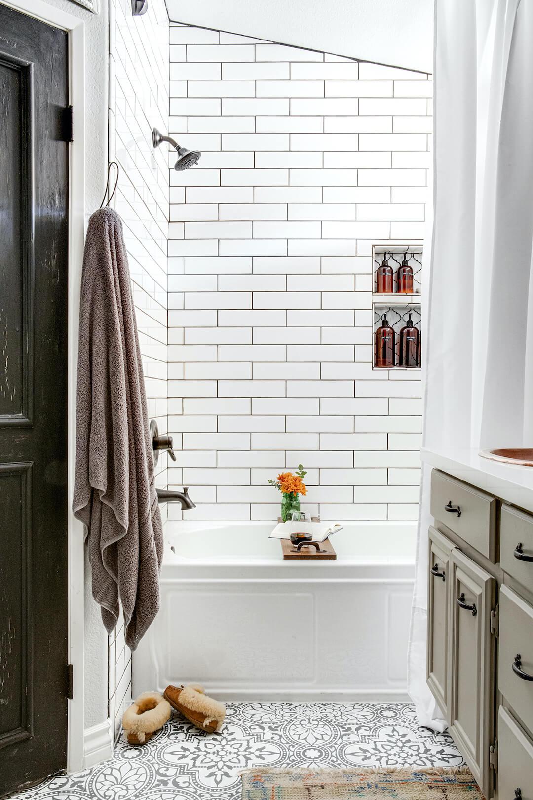 Opt for⁢ patterned tile to add interest in farmhouse bathrooms